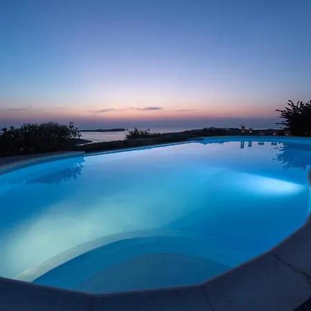 Mia Paros *