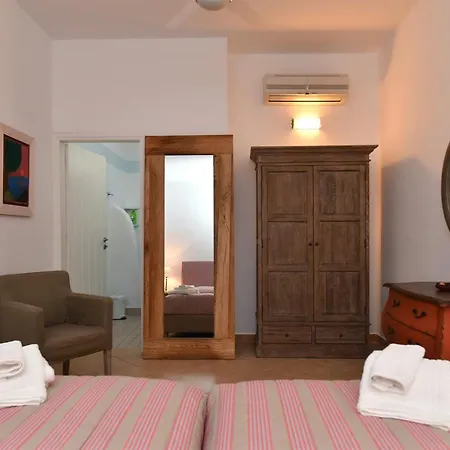 Mia Paros
