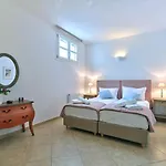 Mia Paros * Agia Irini (Paros)
